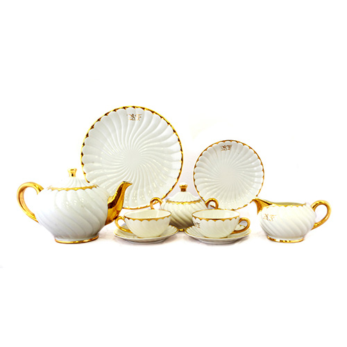 Sub.:14 - Lote: 1307 -  Juego de t en porcelana blanca con borde dorado compuesto por 25 piezas: diez tazas con sus platos, azucarero, tetera, lechera y dos platos de merienda.