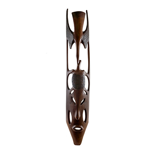 Sub.:14 - Lote: 381 -  Gran mscara africana en madera tallada, con decoracin incisa en el tocado.