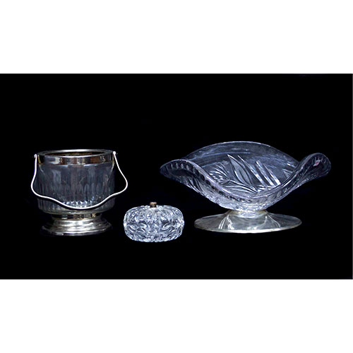 Sub.:15-Oc - Lote: 332 -  Lote de frutero, cenicero y dulcera en cristal tallado con motivos geom�tricos y florales y aplicaciones de metal y plata.