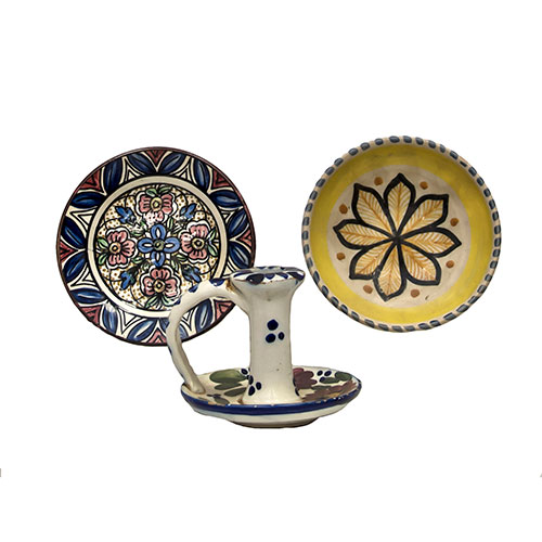 Sub.:15-Oc - Lote: 131 -  Lote de tres piezas de cer�mica. Dos platitos y un candil de mano, con decoraci�n floral y geom�trica sobre fondo de engobe blaco.