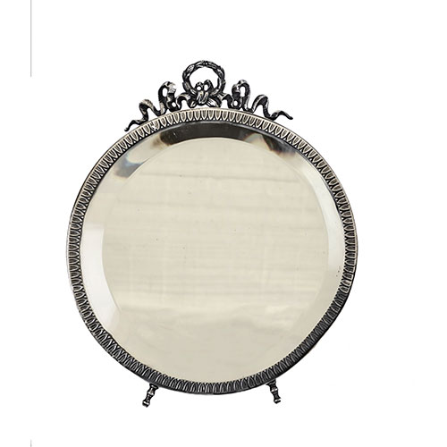 Sub.:15-Oc - Lote: 263 -  Espejo de tocador en metal plateado rematado con lazada.