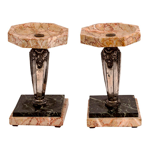 Sub.:15-Oc - Lote: 218 -  Guarnici�n dec� en m�rmol verde y rosa, fustes de metal plateado afacetados con detalle repujado.