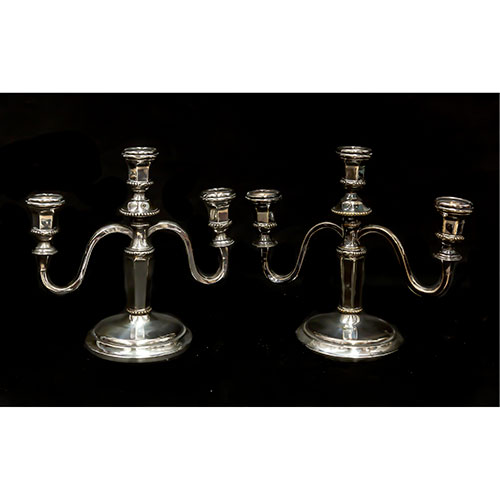 Sub.:15-Oc - Lote: 117 -  Pareja de candelabros en metal plateado de tres luces. Uno suelto.