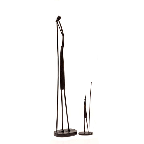 Sub.:15-Oc - Lote: 312 -  Cazadores. Lote de dos figuras africanas estilizadas en madera de �bano tallada