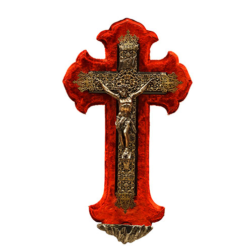 Sub.:15-Oc - Lote: 233 -  Gran aguabenditera con Cristo en calamina sobre cruz de filigrana con temas vegetales y dep�sito en forma de venera sobre fondo de terciopelo rojo.