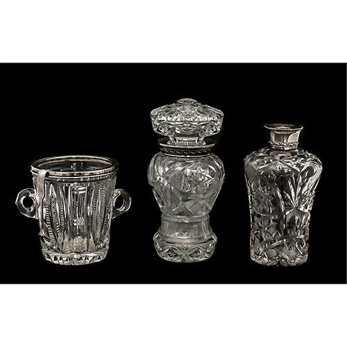 Sub.:15-Oc - Lote: 333 -  Cubitera en cristal tallado con borde de plata punzonada y pinzas en metal plateado.