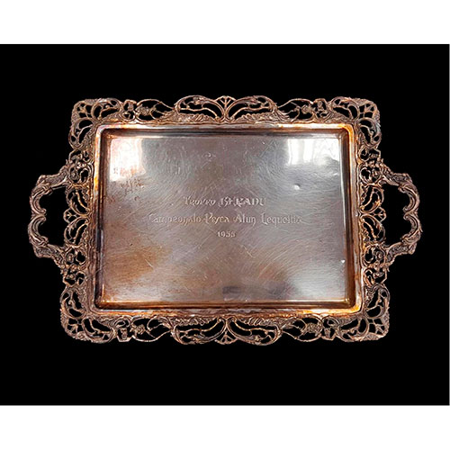 Sub.:15-Oc - Lote: 119 -  Bandeja en metal plateado con borde calado y cincelado.