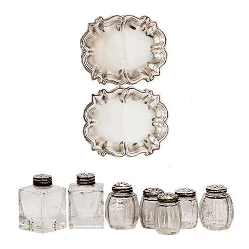 Sub.:15-Oc - Lote: 345 -  Lote de siete saleros y pareja de bandejitas de borde alabeado en metal plateado