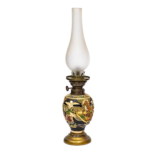 Sub.:15-Oc - Lote: 551 -  Lmpara quinqu Satsuma en relieve con motivos japoneses. Marca Kosmos Brenner.
