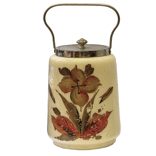 Sub.:15-Oc - Lote: 324 -  Galletero en opalina blanca pintada, con metal plateado.