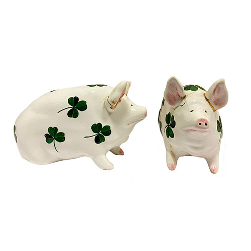 Sub.:15-Oc - Lote: 144 -  Dos cerditos realizados en cer�mica vidriada inglesa con tr�boles. Consolidados.