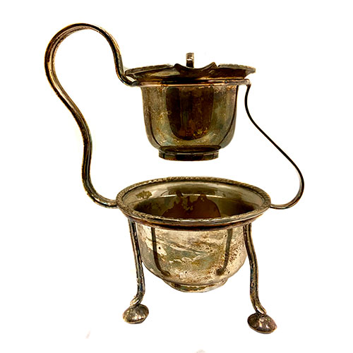 Sub.:15-Oc - Lote: 311 -  Miniatura de lavabo para afeitado posiblemente de campa�a realizado en metal plateado.