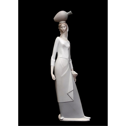 Sub.:15-Oc - Lote: 275 -  Figura de campesina con �nfora y cesta de frutas en biscuit.