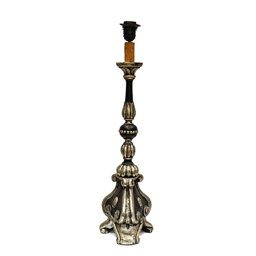 Sub.:15-Oc - Lote: 151 -  L�mpara de sobremesa en madera tallada y plateada.