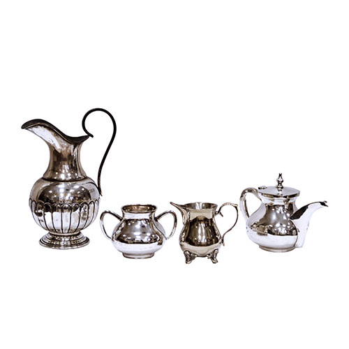 Sub.:15-Oc - Lote: 138 -  Lote compuesto por jarra, jarrita, �nfora y tetera en metal plateado.