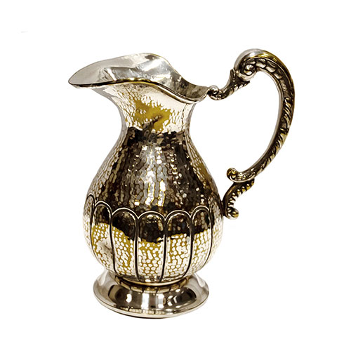 Sub.:15-Oc - Lote: 165 -  Jarra con asa en metal repujado y plateado.