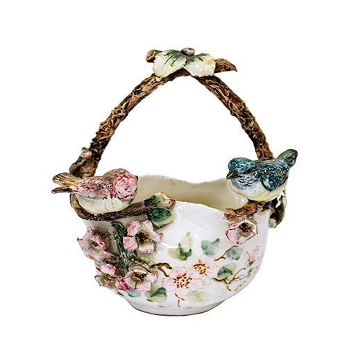 Sub.:15-Oc - Lote: 323 -  Cesto en porcelana policromada con decoraci�n vegetal y animal en relieve.