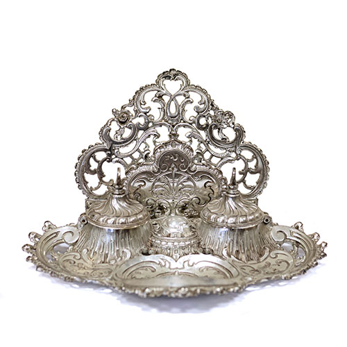 Sub.:15-Oc - Lote: 254 -  Escriban�a en metal plateado y calado.