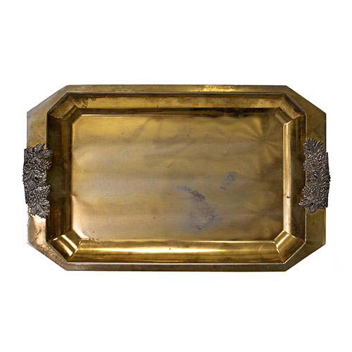 Sub.:15-Oc - Lote: 204 -  Bandeja en metal plateado con decoraci�n de hojas de vid.