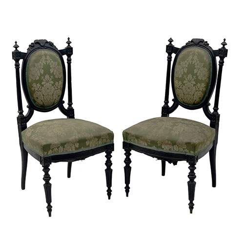 Sub.:15-Oc - Lote: 545 -  Pareja de sillas alfonsinas de medalln con patas torneadas en madera ebonizada.