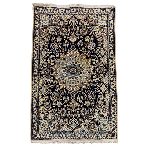 Sub.:15-Oc - Lote: 540 -  Alfombra tipo persa con decoracin geomtrica en tonos blancos y azules.
