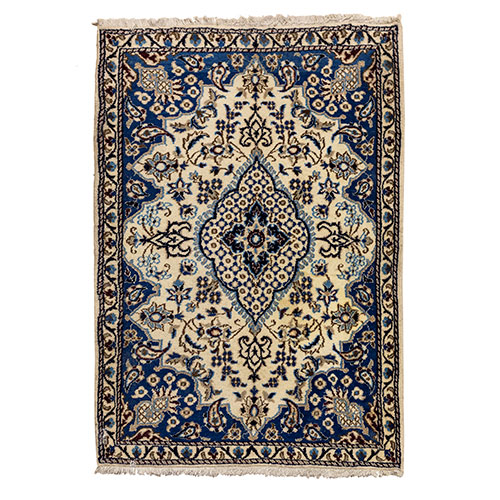 Sub.:15-Oc - Lote: 541 -  Alfombra tipo persa con decoracin geomtrica en tonos blancos y azules.