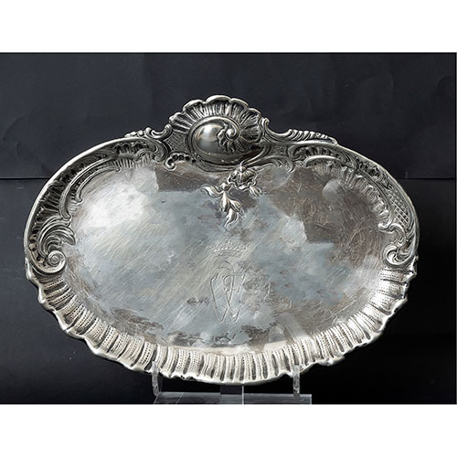 Sub.:15-Oc - Lote: 340 -  Bandeja ovalada en metal plateado.