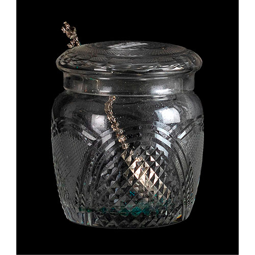 Sub.:15-Oc - Lote: 336 -  Compotera en cristal tallado con cucharilla.