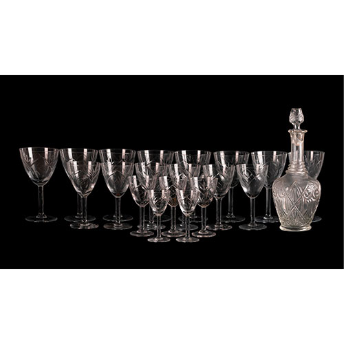 Sub.:15-Oc - Lote: 121 -  Licorera en cristal prensado con relieves