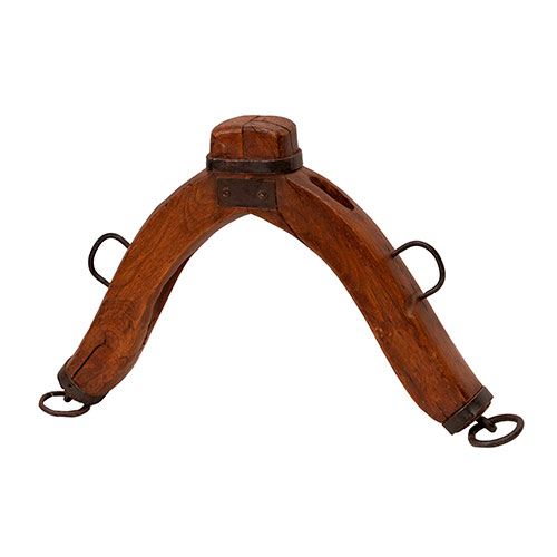 Sub.:15-Oc - Lote: 242 -  Yugo de mula en madera.