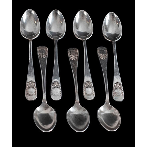 Sub.:15-Oc - Lote: 341 -  Siete cucharillas de postre en metal plateado.