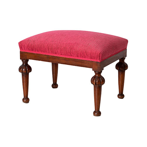 Sub.:15-Oc - Lote: 129 -  Banqueta tapizada en rojo con patas torneadas.