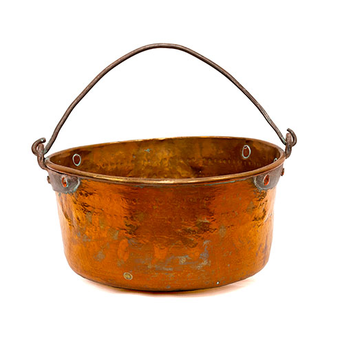 Sub.:15-Oc - Lote: 249 -  Caldera en lat�n con asa de hierro.