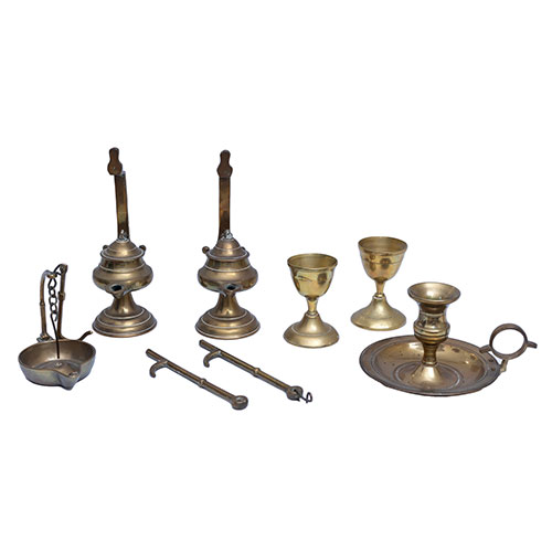 Sub.:15-Oc - Lote: 134 -  Lote compuesto por tres candiles, una palmatoria y dos copas en bronce.