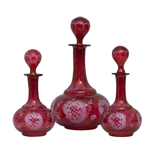 Sub.:15-Oc - Lote: 202 -  Tres licoreras en dos tama�os en cristal rojo con decoraci�n dorada.