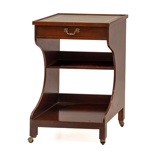 Sub.:15-Oc - Lote: 268 -  Mesita auxiliar con balda y caj�n en madera patinada con tapete de cuero.