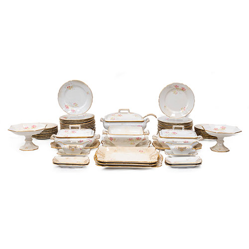 Sub.:15-Oc - Lote: 130 -  Vajilla Pickman de 95 piezas. Consta de 57 platos llanos, 18 de postre, 2 fruteros, 2 legumbreras con bandeja, ensaladera con bandeja, 2 salseras, 1 sopera con cazo, 4 entremeseros uno con desportillo en la esquina, tres bandejas.