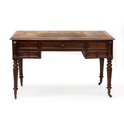 Sub.:15-Oc - Lote: 252 -  Mesa de despacho con tapa de cuero verde y decoraci�n a la rueda en dorado con patas torneadas. �poca Alfonsina.