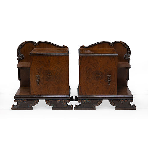 Sub.:15-Oc - Lote: 267 -  Pareja de mesillas con puerta y baldas en madera de nogal