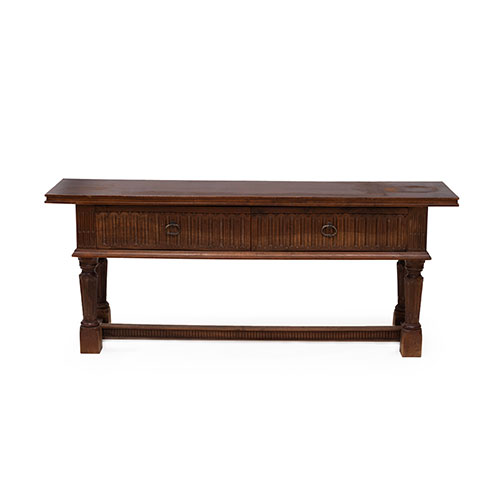 Sub.:15-Oc - Lote: 161 -  Mesa baja en madera tallada con dos cajones y chambrana.