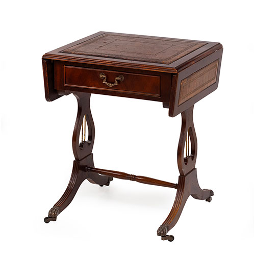 Sub.:15-Oc - Lote: 162 -  Mesita auxiliar de estilo ingles para lateral de sof� con alas y tapa en cuero
