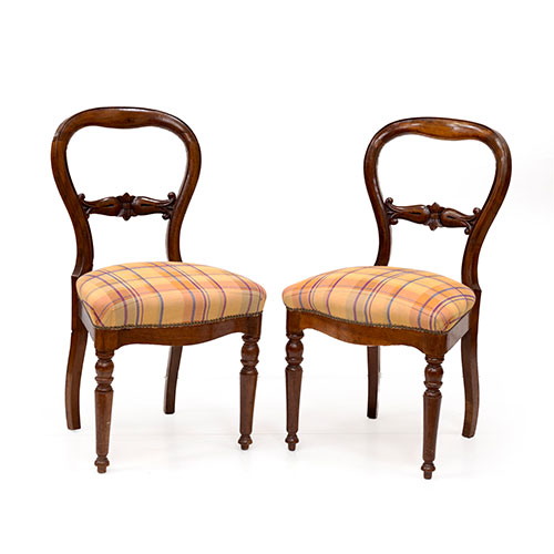 Sub.:15-Oc - Lote: 175 -  Pareja de sillas isabelinas en nogal con respaldo de costilla y asiento tapizado