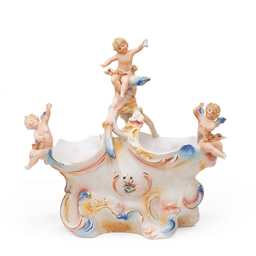 Sub.:15-Oc - Lote: 227 -  Jarr�n franc�s en biscuit policromado con tres angelotes.