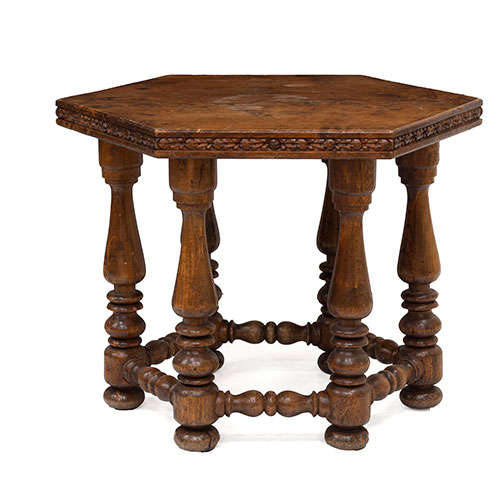 Sub.:15-Oc - Lote: 222 -  Mesa octogonal de estilo Lu�s XIII de seis patas torneadas y borde de tablero con talla de u�as. Desperfectos.