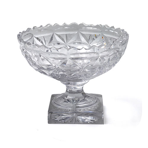 Sub.:15-Oc - Lote: 302 -  Centro en cristal tallado con base cuadrada.