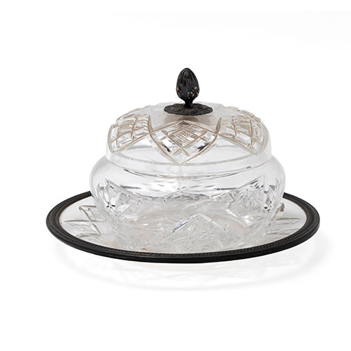Sub.:15-Oc - Lote: 286 -  Compotera en cristal tallado con plato y tapa