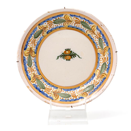 Sub.:15-Oc - Lote: 271 -  Plato en cer�mica de Manises con decoraci�n en blanco, azul y ocre