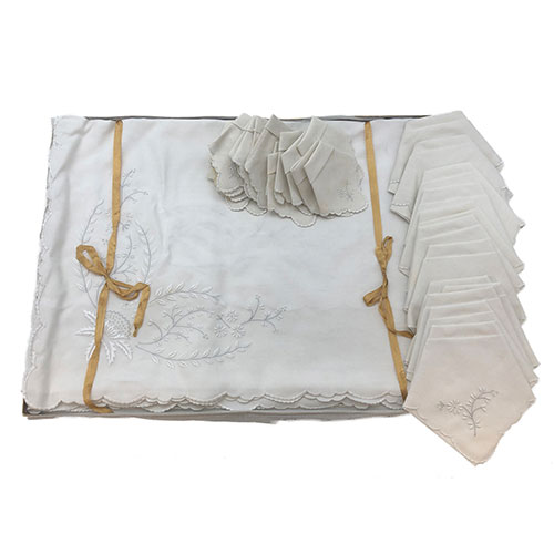 Sub.:15-Oc - Lote: 318 -  Manteler�a en hilo con bordados, 8 servilletas grandes y 12 peque�as