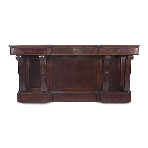 Sub.:15-Oc - Lote: 314 -  Consola de arrimo en madera tallada y patinada con tres cajones en cintura