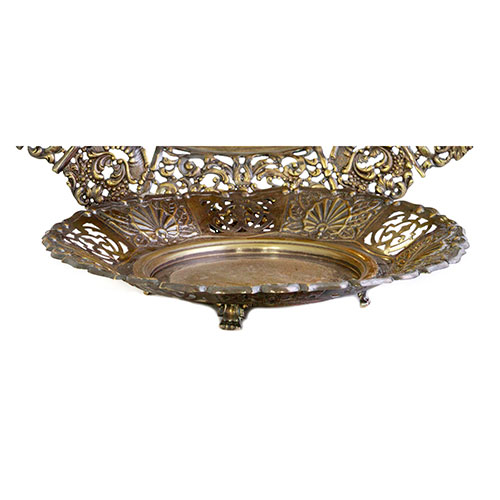 Sub.:15-Oc - Lote: 586 -  Bandeja en metal plateado con ala calada y patas de garra.